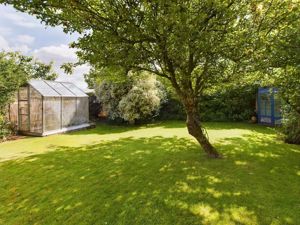 Bottom of the garden with greenhouse- click for photo gallery